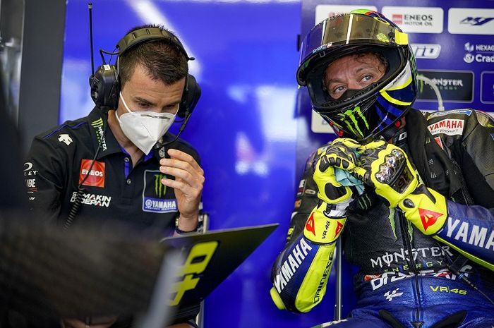 Pembalap Monster Energy Yamaha, Valentino Rossi, berbicara dengan kepala krunya, David Munoz, di sela-sela sesi tes menjelang seri balap perdana MotoGP Spanyol di Sirkuit Jerez, Spanyol, 15 Juli 2020.