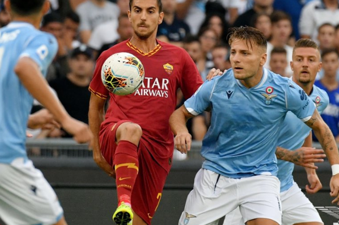 Gelandang AS Roma, Lorenzo Pellegrini dibayang-bayangi striker Lazio, Ciro Immobile ketika keduanya bertemu pada laga Liga Italia, Ahad (1/9/2019) di Stadion Olimpico, Roma.