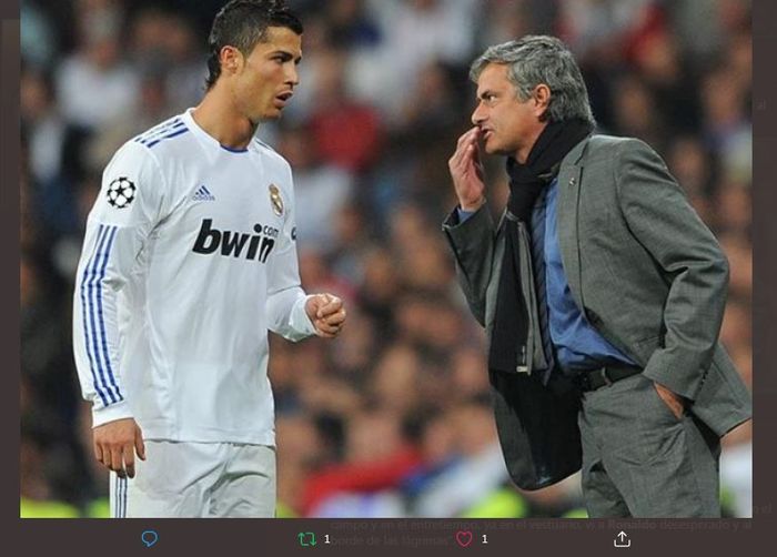Cristiano Ronaldo berbicara kepada Jose Mourinho saat keduanya masih membela Real Madrid.