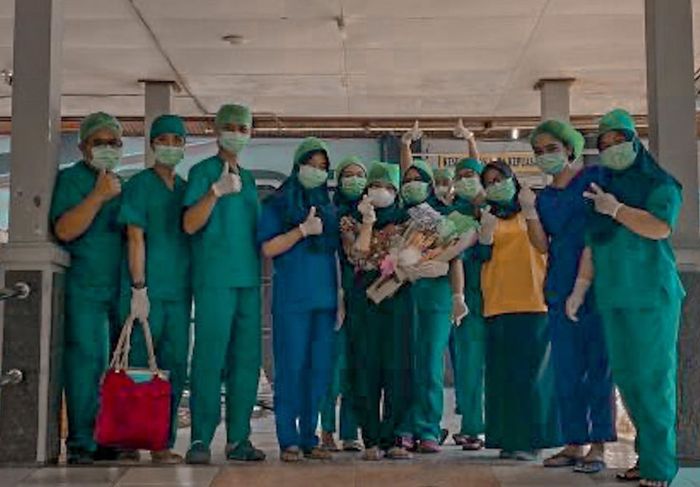 Dukungan tenaga medis kepada Siti Nurhalizah, seorang mahasiswi yang berhasil peroleh gelar meski dirawat di rumah sakit karena Covid-19.