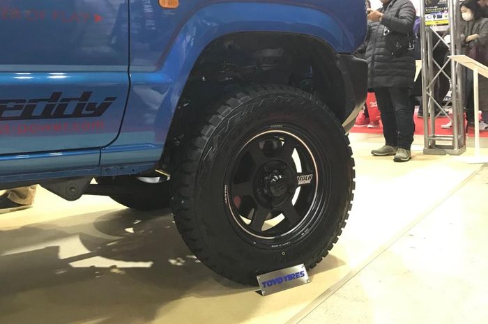 Pelek Volks Rays yang terpasang di Suzuki Jimny