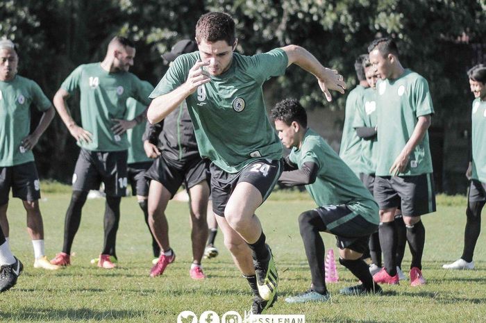 Pemain asal Brasil, Guilherme Batata, saat mengikuti latihan bersama PSS Sleman jelang kompetisi Liga 1 2019 di Lapangan Bercak, Sleman, Jumat (29/3/2019).