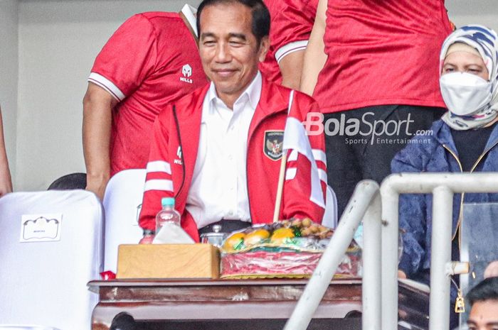 Presiden Republik Indonesia, Joko Widodo (kiri) alias Jokowi beberkan keinginan para pemain timnas U-20 Indonesia usai batal berlaga di Piala Dunia U-20 2023.
