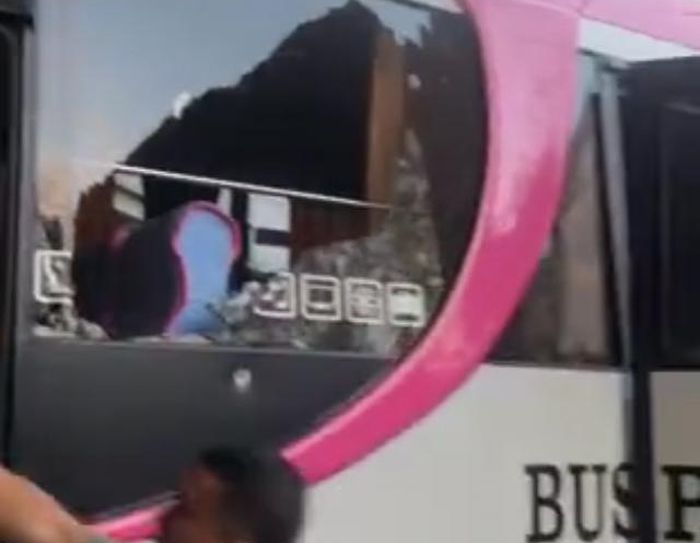 Bus yang ditumpangi rombongan tim Persija Jakarta mengalami pecah kaca dalam perjalanan ke Makassar, Sabtu (27/7/2019).