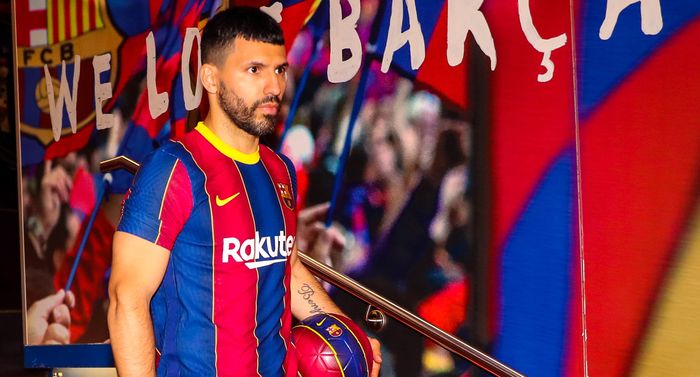 Sergio Aguero saat resmi diperkenalkan sebagai pemain baru Barcelona pada Selasa (1/6/2021) di Stadion Camp Nou, Barcelona.