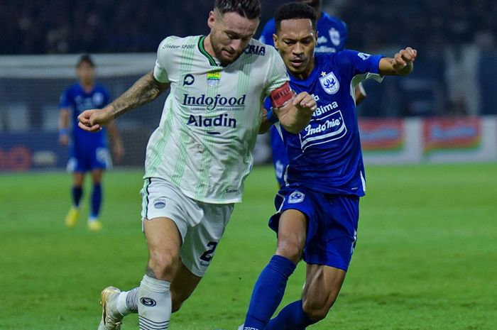 Kapten Persib Bandung, Marc Klok, mendapat kawalan dari pemain PSIS Semarang, Giovanni Numberi, pada pekan ke-9 Liga 1 2023/2024.