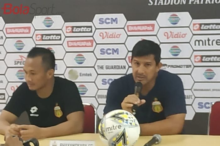 Kiper dan pelatih Bhayangkara FC yakni Wahyu Tri Nugroho serta Angel Alfredo Vera dalam jumpa pers seusai laga kontra Semen Padang, Minggu (3/3/2019).