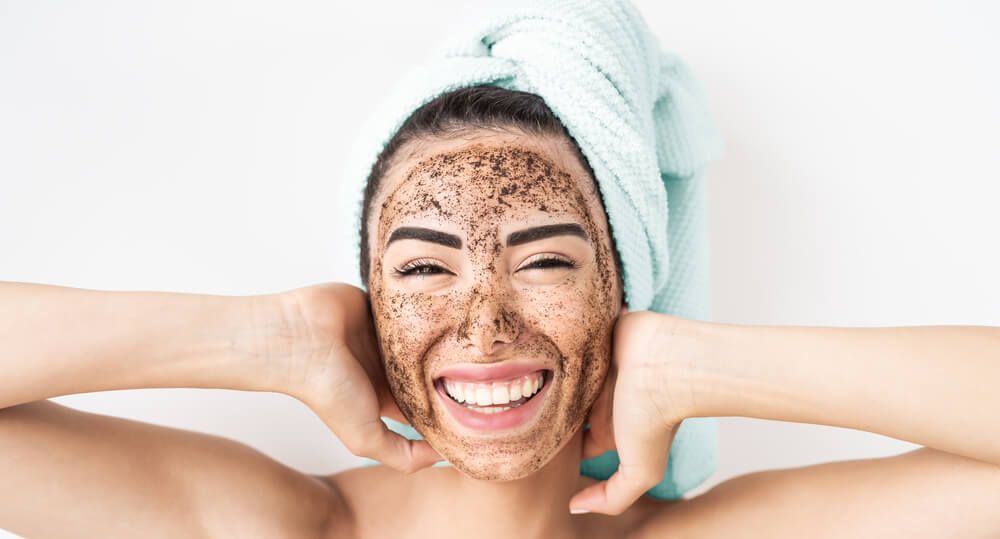 Kapan Harus Pakai Face Scrub untuk Menghilangkan Daki di Wajah?