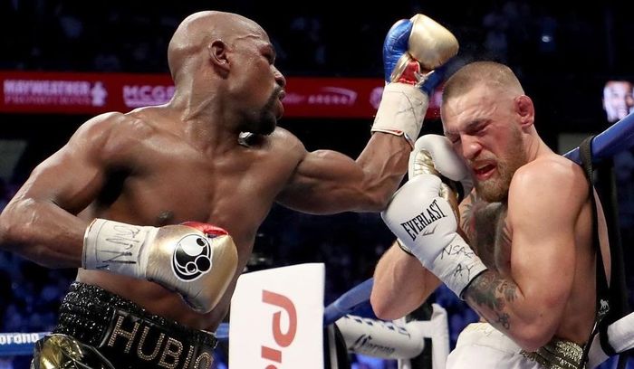 Floyd Mayweather (kiri) memukul Conor McGregor (kanan) saat keduanya bertanding tinju di T-Mobile Arena, Las Vegas, Nevada, AS, 16 Agustus 2017