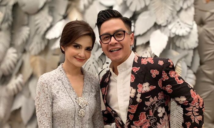 Potret Cut Tari bersama salah satu temannya Ojip Ismaputra di hari pernikahannya dengan Richard Kevin
instagram.com/ojip_ismaputra/