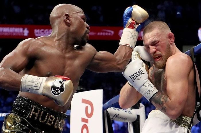 Floyd Mayweather (kiri) memukul Conor McGregor (kanan) saat keduanya bertanding tinju di T-Mobile Arena, Las Vegas, Nevada, AS, 16 Agustus 2017