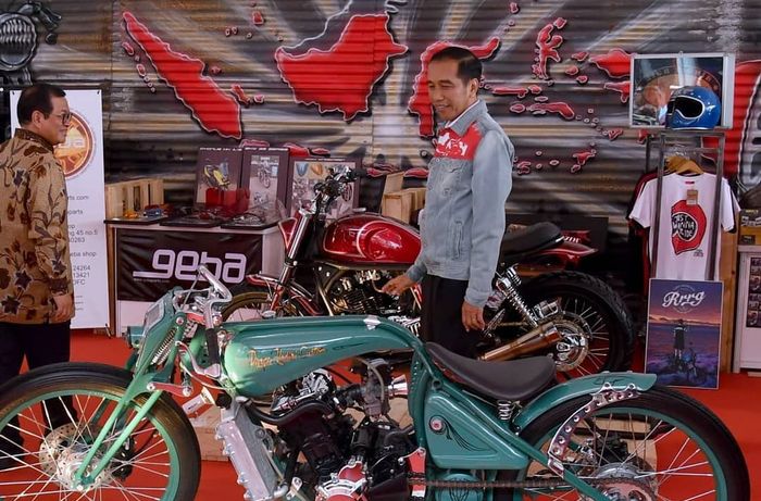 Jokowi kenakan jaket Asian Games merah