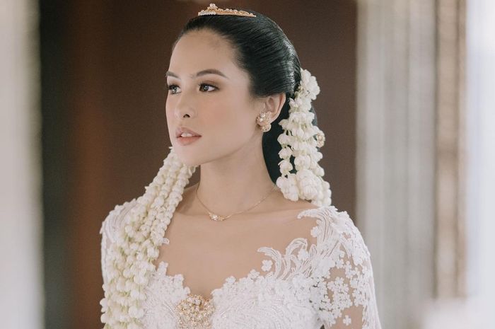 Indonesia Banget! Intip 3 Tampilan Kebaya Maudy Ayunda yang Digunakan