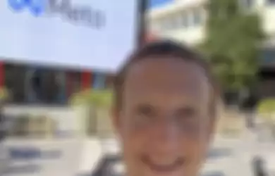Mark Zuckerberg selfie di depan logo Meta