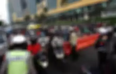 Kemacetan lalu lintas terjadi di Bundaran Waru atau tepatnya di perbatasan Surabaya dan Sidoarjo, Jawa Timur, saat haru pertama Pembatasan Sosial Berskala Besar di Kota Pahlawan, Selasa (28/4/2020)