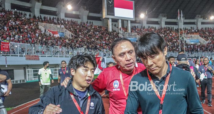 Pelatih timnas Indonesia, Shin Tae-yong (kanan) dan sang penerjemah bernama Jeong Seok-seo (kanan) sedang berdiskusi dengan Mochamad Iriawan selaku Ketua Umum PSSI di Stadion Pakansari, Bogor, Jawa Barat, 27 September 2022.