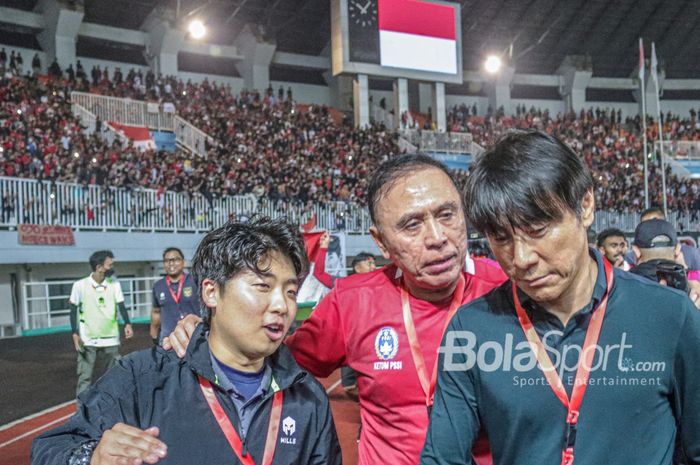 Pelatih timnas Indonesia, Shin Tae-yong (kanan) dan sang penerjemah bernama Jeong Seok-seo (kanan) sedang berdiskusi dengan Mochamad Iriawan selaku Ketua Umum PSSI di Stadion Pakansari, Bogor, Jawa Barat, 27 September 2022.