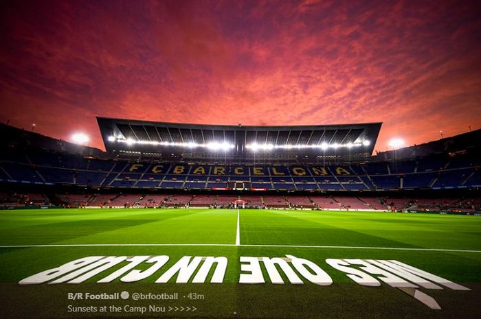 Matahari terbenam kala senja menghiasi panorama sekitar Stadion Camp Nou, markas Barcelona, jelang duel Liga Spanyol kontra Sevilla, 6 Oktober 2019.
