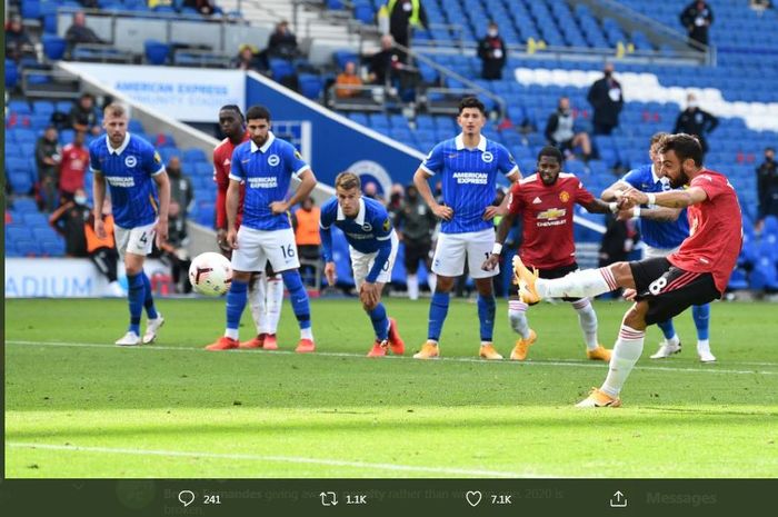 Bruno Fernandes mencetak gol penalti bagi Manchester United ke gawang Brighton &amp; Hove Albion, 26 September 2020.