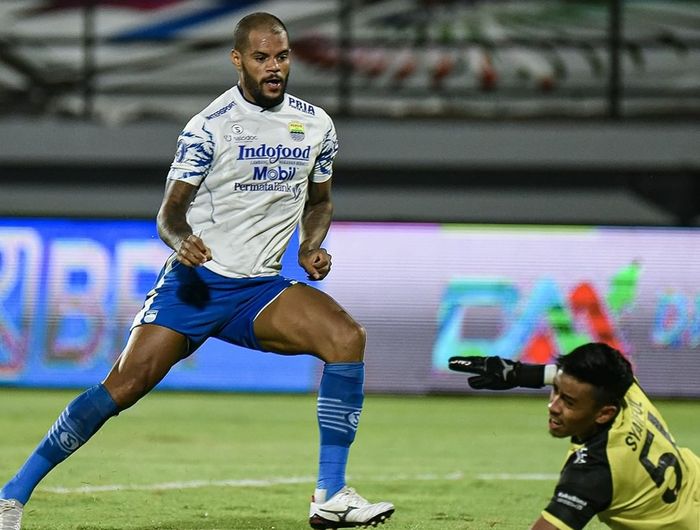 Aksi striker Persib Bandung, David da Silva mencetak gol ke gawang PSM Makassar dalam lanjutan laga Liga 1 2021-2022 di Stadion Kapten I Wayan Dipta, Gianyar, Bali, Selasa (22/2/2022).