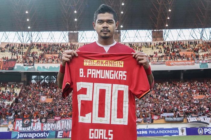 Bambang Pamungkas telah mencetak 200 gol untuk Persija Jakarta setelah membobol gawang Borneo FC, Sabtu (29/6/2019).