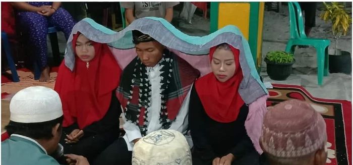 Ketiga mempelai di depan penghulu