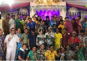 Kocak! Kunjungi Pernikahan Teman, Sekelompok Pemuda Sulawesi Selatan Kompak Gunakan Piyama Hingga Bawa Bantal dan Guling!