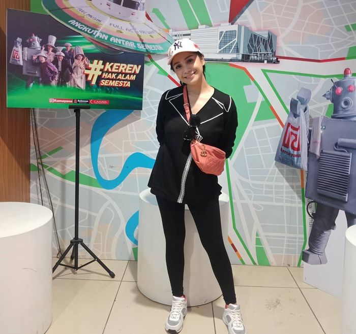 Penampilan simpel Nagita Slavina kenakan sepaket fashion item branded