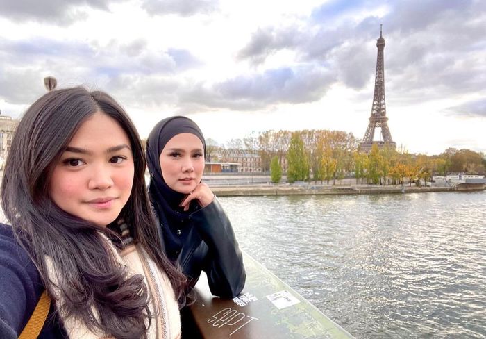 Mulan Jameela dan Tiarani Savitri saat liburan ke Paris