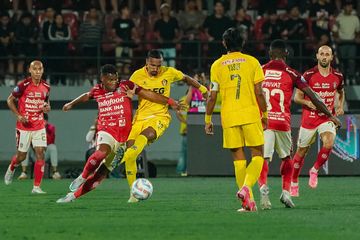Duel Eber Bessa dan Rohit Chand pada laga Bali United Vs Persik Kediri pada pekan ketujuh Liga 1 2023/2023.