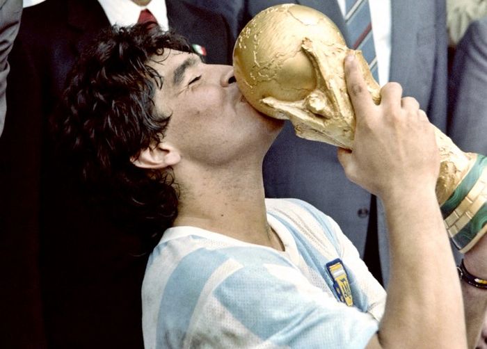 Diego Maradona mencium trofi Piala Dunia setelah timnas Argentina kalahkan Jerman Barat pada final di Azteca, Mexico City (29/6/1986).