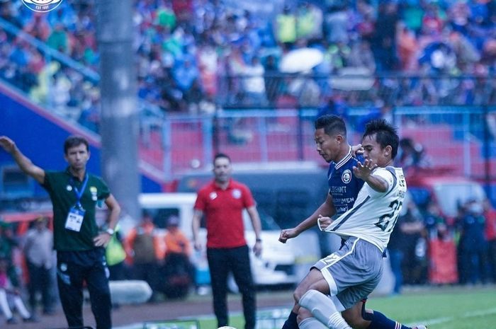 Suasana pertandingan antara Arema FC melawan Persib Bandung pada laga pekan ke-9 Liga 1 2022/2023 di Stadion Kanjuruhan, Malang, Minggu (11/9/2022).