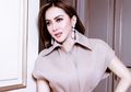 Biasa Pakai Baju Branded Mahal, Ternyata Cuma Segini Harga Dress Embroidery yang Dipakai Syahrini Saat Liburan!
