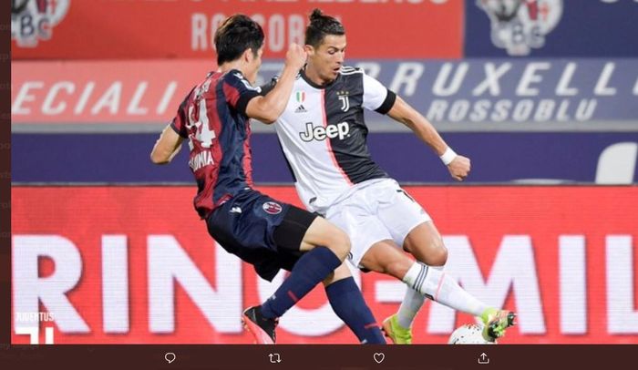 Cristiano Ronaldo mengecoh pemain lawan dalam duel Juventus di markas Bologna, 22 Juni 2020.