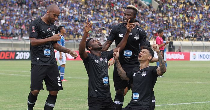 Pemain Tira Persikabo merayakan gol mereka ke gawang Persib Bandung dalam laga fase grup Piala Presiden 2019, Sabtu (2/3/2019), di Stadion Si Jalak Harupat, Bandung. Tira Persikabo menang 2-1 dalam laga ini.