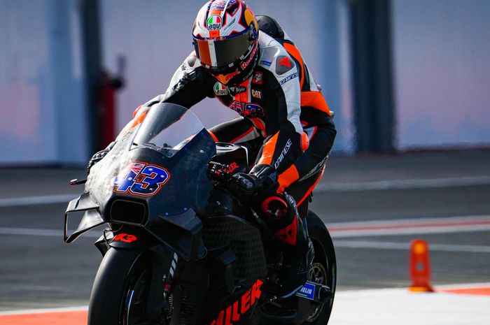 Jack Miller pada saat sesi tes di Sirkuit Ricardo Tormo, Selasa (8/11/2022) dengan mengendarai motor dari KTM