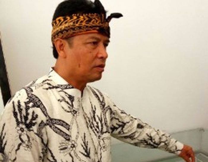 Bupati Bandung Dadang M. Nasser melihat maket Kompleks Si Jalak Harupat