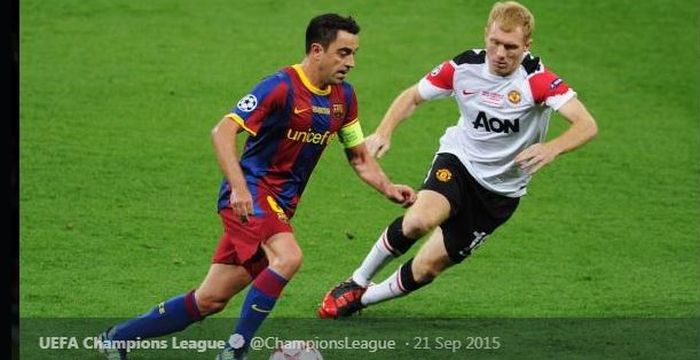 Paul Scholes saat berduel dengan Xavi dalam partai Barcelona vs Manchester United.