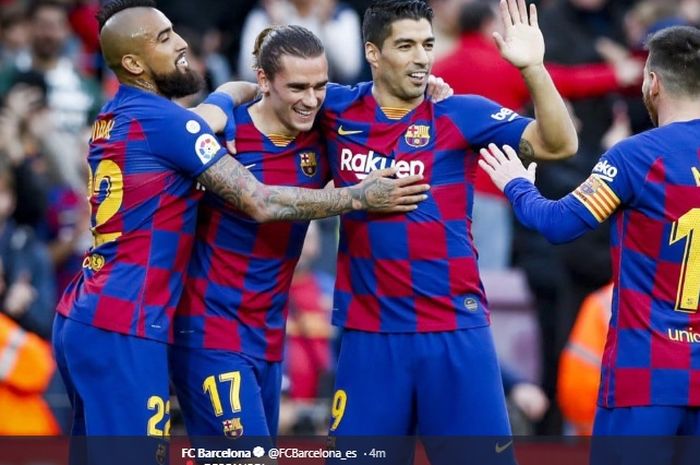 Lionel Messi turut bergabung bersama Luis Suarez dan Arturo Vidal untuk merayakan gol yang dicetak  Antoine Griezmann ke gawang Deportivo Alaves di Stadion Camp Nou, Sabtu (21/12/2019). 