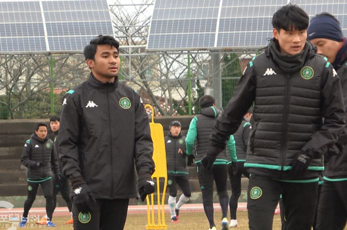 Pemain muda Indonesia, Asnawi Mangkualam telah tiba di Pula Jeju untuk menyusul rekan-rekannya di Ansan Greeners melakukan pemusatan latihan pada Kamis (18/2/2021) sore waktu setempat.