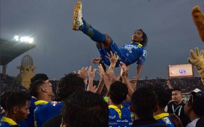 Momen saat Hariono diangkat pemain Persib Bandung dalam seremoni perpisahan yang digelar pada pekan terakhir Liga 1 2019, Minggu (22/12/2019)