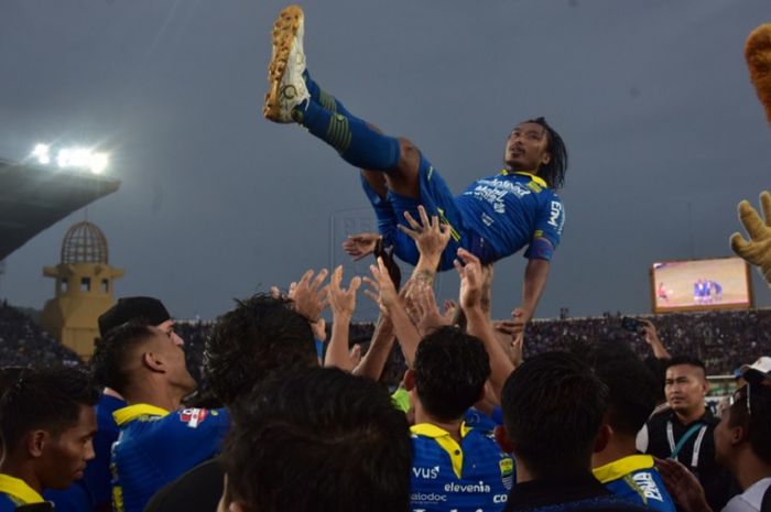 Momen saat Hariono diangkat pemain Persib Bandung dalam seremoni perpisahan yang digelar pada pekan terakhir Liga 1 2019, Minggu (22/12/2019)