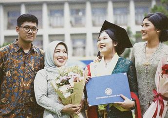 Berbalut Kebaya Hijau, Adik Kandung Erina Lulus Cum Laude dari UGM, Intip Potret Ayu Shania Gudono