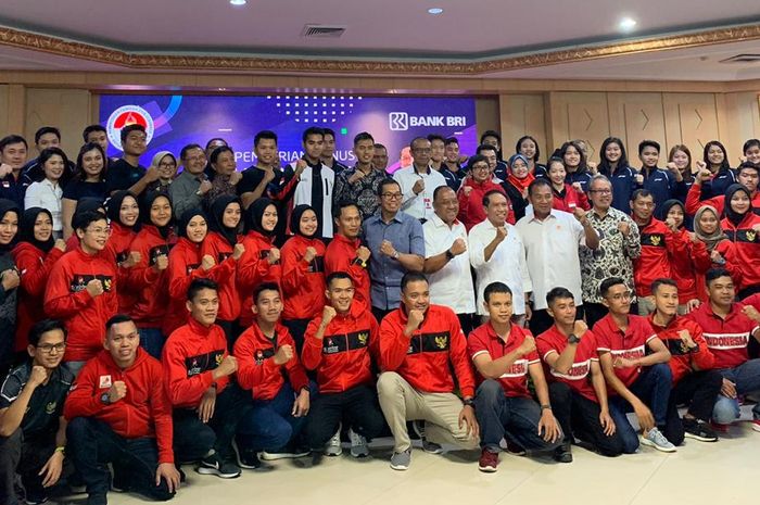 Menteri Pemuda dan Olahraga RI, Zainudin Amali, berfoto bersama para atlet cabor berprestasi di Kantor Kemenpora, Jakarta, Selasa (3/11/2019).