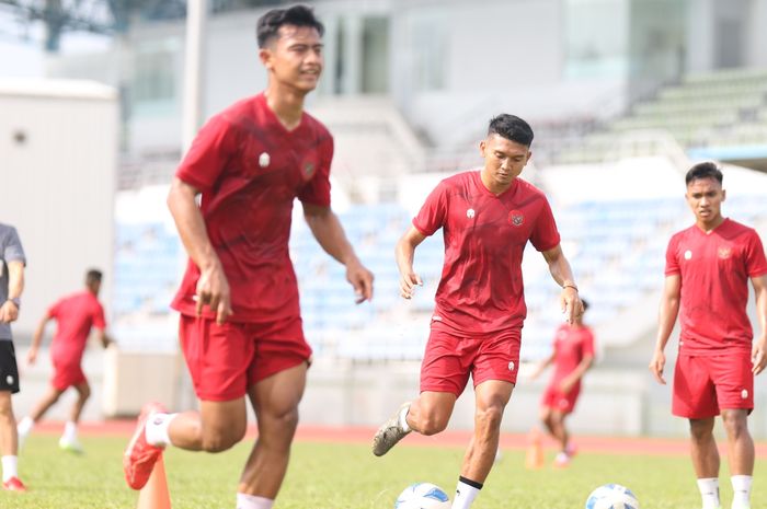 Pemain timnas Indonesia saat menjalani sesi latihan di Stadion Padang dan Belapan, Kompleks Olahraga Bandar Seri Begawan, Sabtu (14/10/2023).