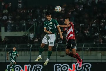 Striker timnas Indonesia, Hokky Caraka, berduel dengan kompatriotnya Fachruddin Aryanto pada laga Madura United Vs PSS Sleman di Stadion Gelora Bangkalan, Madura, Jumat (29/3/2024).