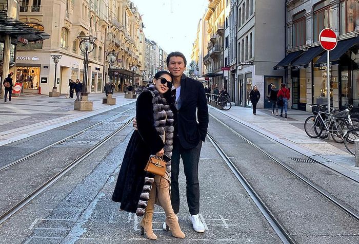 Penampilan modis Syahrini pakai sepatu boots mewah saat berfoto mesra dengan Reino Barack