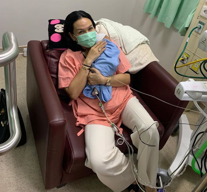 Sahabat Nikita Mirzani, Fitri Salhuteru menggendong Arkana