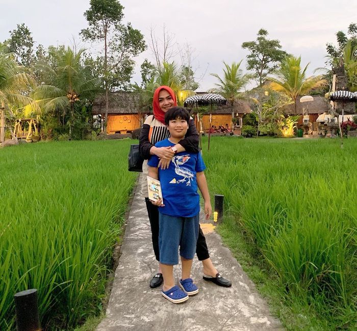 Mama Nagita  Slavina Foto di Tengah Sawah Sandal  Mewah 