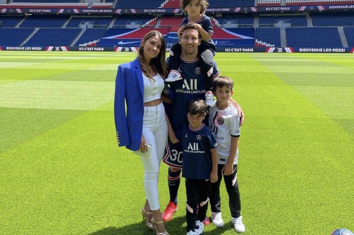 Lionel Messi bersama istrinya, Antonela Roccuzzo dan ketiga putra mereka usai teken kontrak di PSG, namun semuanya berjalan tak baik-baik saja setelahnya hingga hampir menangis.